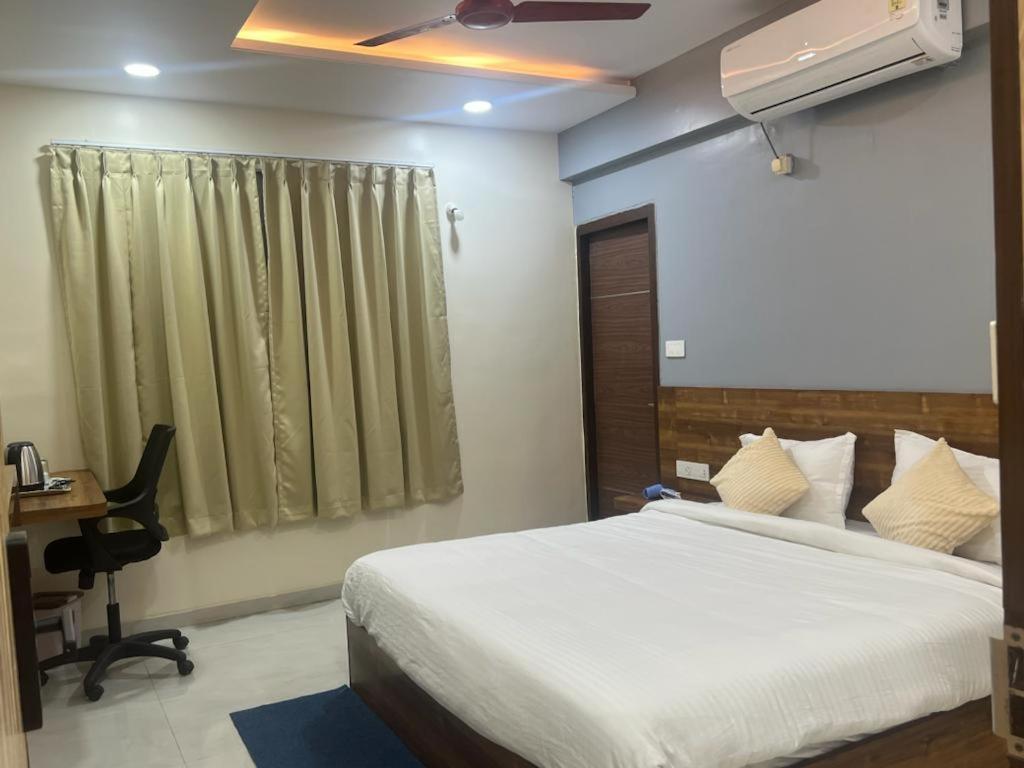Beach Town Hotel Visakhapatnam Exterior foto